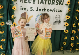 Dziewczynki pozują do zdjęcia ze zdobytymi nagrodami.