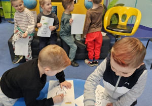 Chłopcy tworzą swoje fryzury