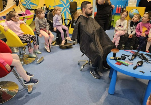 Pani prezentuje narzędzie do stylizacji brody brzytwą