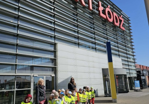 Wspólne zdjęcie Mróweczek przed Portem Łódź