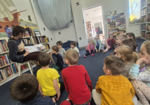 Pani z biblioteki czyta dzieciom opowiadanie