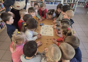Mróweczki grają w grę przegotowaną przez Panią z biblioteki