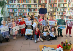 Pamiątkowe zdjęcie grupowe- dzieci prezentują swoje prace.