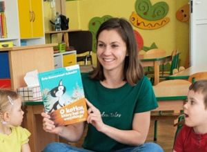 Pani Karolina prezentuje dzieciom przyniesioną książkę.