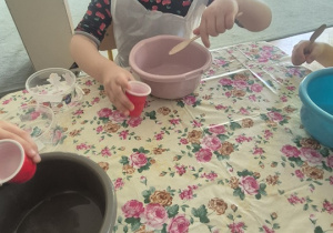 Dziewczynka miesza ze sobą składniki aby powstał slime'a