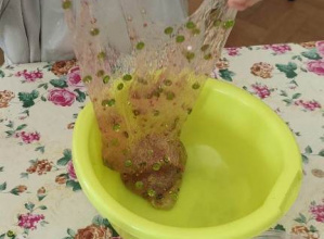 Prezentacja efektów pracy dziecka- samodzielnie zrobiony slime.