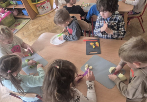 Dzieci samodzielnie porcjują owoce