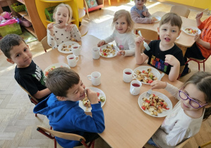 Po zakończonej pracy dzieci wspólnie spożywają przygotowaną sałatkę