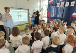 Dzieci śpiewają hymn narodowy "Mazurek Dąbrowskiego".