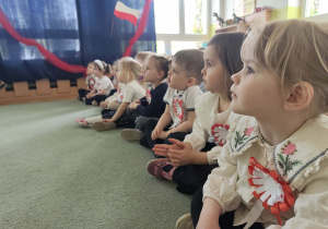 Dzieci słuchają ciekawostek o naszym kraju.