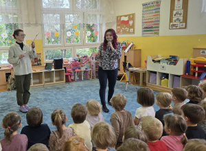 Dzieci uczestniczą w audycji muzycznej z Nutką.