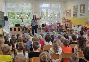 Audycja z Nutką - Pani wita się z dziećmi wesołą piosenką.