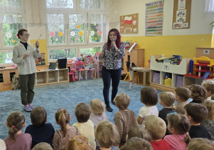 Dzieci poznają różne ciekawostki na temat fletu poprzecznego.