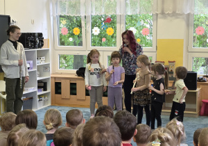 Chętne dzieci grają na fletach.