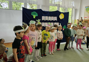 Mrówki i Biedronki recytują wiersz "Na straganie".