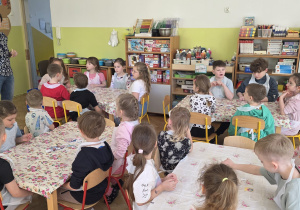 Pani Kasia wita się z dziećmi i opowiada, co będzie dzisiaj tematem warsztatów.