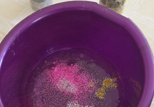 Slime z brokatowymi dodatkami.