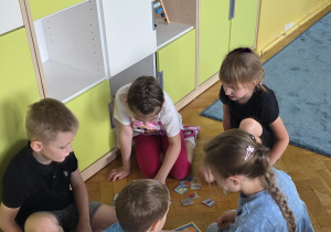 Dzieci pracują w małych zespołach i rozwiązują detektywistyczne zagadki.