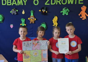 Pamiątkowe zdjęcie z dyplomem.