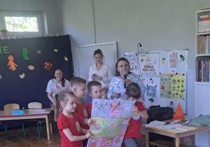 Dzieci prezentują plakat na temat zdrowego stylu życia.