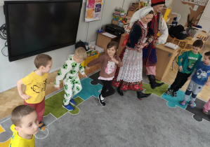 Dzieci naśladują pokazane kroki taneczne.