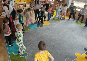 Dzieci tańczą wspólnie krakowiaka.