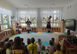 Dzieci oglądają pokaz tańca ludowego.