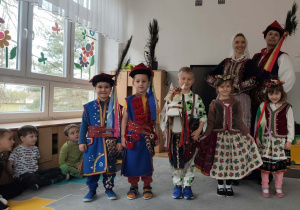 Dzieci w tradycyjnych strojach ludowych.