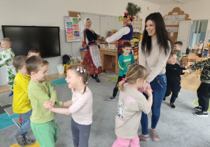 Dzieci tańczą w parach.