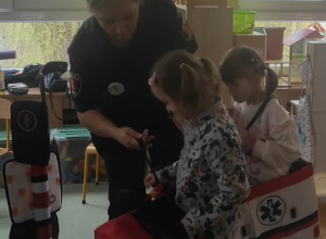 Dziewczynki zakładają strój "ambulans."