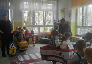 Dzieci poruszają się w ruchu drogowym, jako piesi oraz kierowcy samochodów.