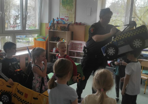 Chłopiec zakłada strój "radiowóz."