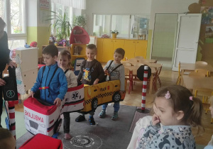 Dzieci uczą się prawidłowego poruszania po drodze.
