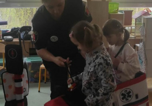 Dziewczynki zakładają strój "ambulans."