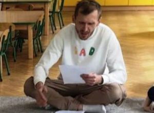 Tata dziecka siedzi na dywanie- czyta wiersz Juliana Tuwima "Lokomotywa"