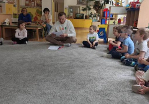 Dzieci słuchają kolejnego wiersza.