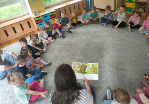Dzieci słuchają w ciszy opowieści Franklina.