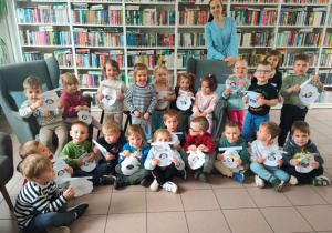 Zdjęcie grupowe. Dzieci prezentuje wykonaną przez siebie pracę plastyczną.