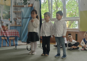 Dzieci z wielkim zaangażowaniem prezentują program artystyczny dla swoich Rodziców