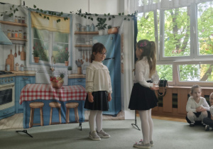 Dzieci z ogromnym przejęciem prezentują swoje umiejętności artystyczne
