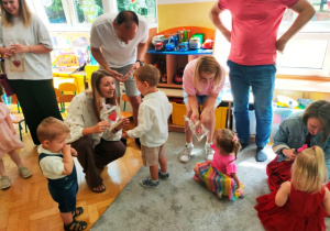 Dzieci wręczają Rodzicom okolicznościowe upominki.