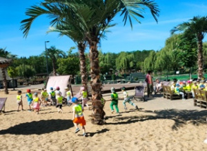 Dzieci bawią się na mini plaży.