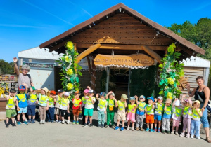 Zdjęcie przed bramą wejściową do mini ZOO