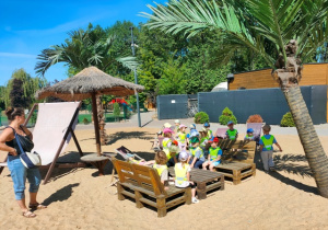 Odpoczynek po krótkiej zabawie na mini plaży.