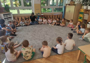 Mama kolegi czyta dzieciom bajkę.