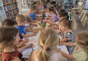 Dzieci tworzą swoje prace