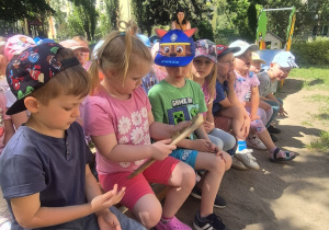 Dzieci oglądają szczotkę pszczelarską