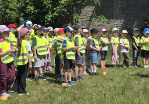 Zabawy ruchowe - dzieci rywalizują między sobą w 10-osobowych zespołach.