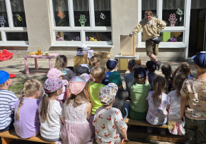 Dzieci uczestniczą w spotkaniu z pszczelarzem.