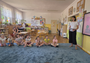 Pani Ola prezentuje różne, ciekawe budowle - z bajek oraz wybudowane naprawdę.